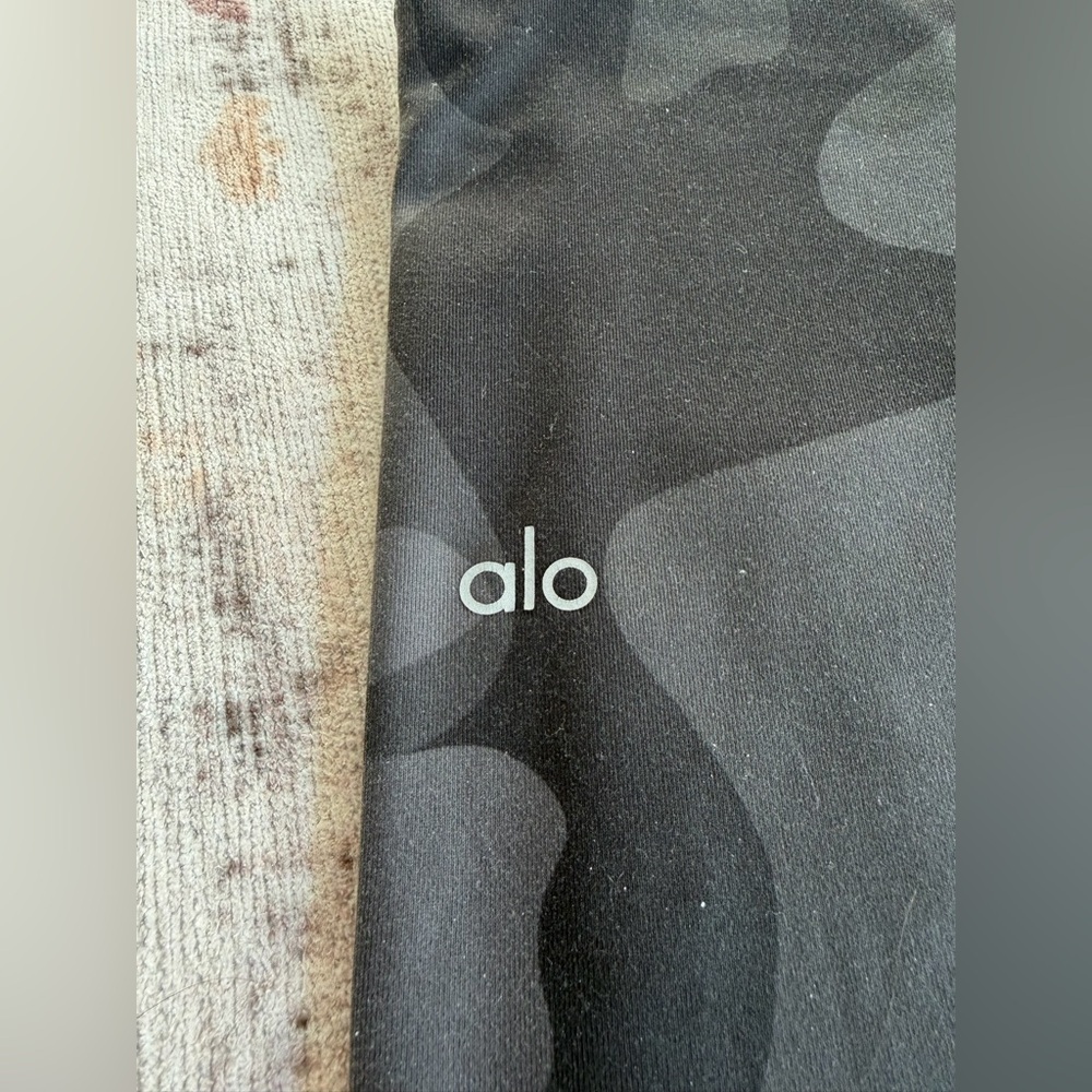 ALO Yoga Black Camouflage Leggings 28” - Picture 3 of 3